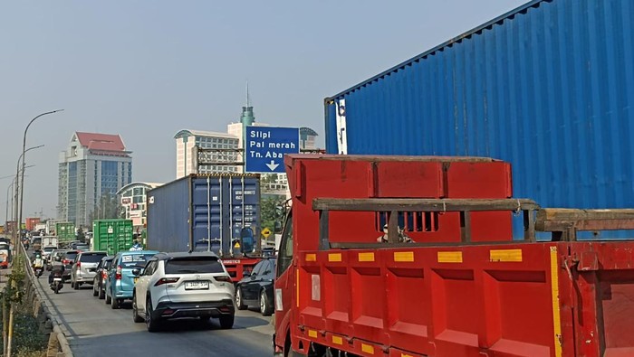 Penampakan macet di flyover Grogol arah S Parman