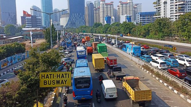 Penampakan macet di flyover Grogol arah S Parman