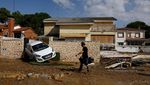 Penampakan Mobil-mobil Ringsek Terseret Banjir di Spanyol