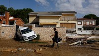 Hujan yang tiba-tiba terjadi pada Minggu dan Senin dini hari mengubah jalanan menjadi sungai lumpur yang menyapu mobil dan tempat sampah di wilayah Madrid, Castile-La Mancha, Catalonia, dan Valencia. Hujan es juga turun di banyak daerah.  
