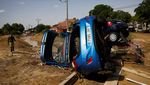 Penampakan Mobil-mobil Ringsek Terseret Banjir di Spanyol