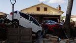 Penampakan Mobil-mobil Ringsek Terseret Banjir di Spanyol