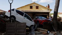 Penduduk kota El Alamo di Spanyol barat daya Madrid pada hari Senin (4 September) melihat rumah, mobil, dan harta benda mereka hancur total oleh hujan lebat, yang menyebabkan banjir besar di Spanyol tengah. Banjir juga menewaskan sedikitnya dua orang.