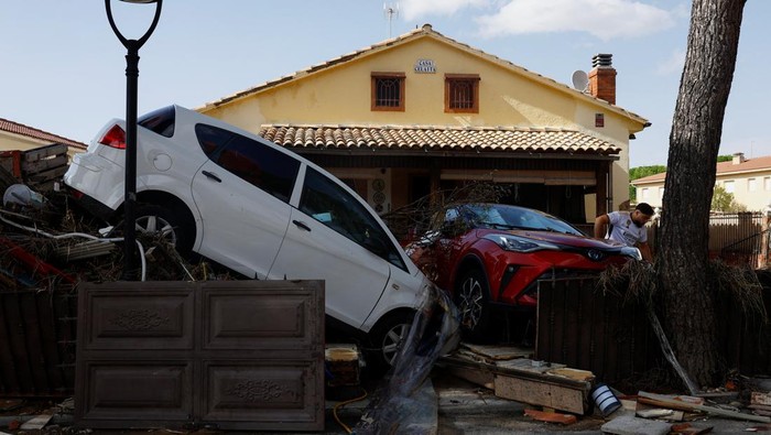 Penampakan Mobil-mobil Ringsek Terseret Banjir di Spanyol Cars are piled up outside a home following heavy rain, in El Alamo, Spain September 4, 2023. REUTERS/Susana Vera