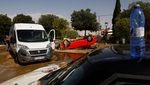 Penampakan Mobil-mobil Ringsek Terseret Banjir di Spanyol