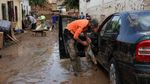 Penampakan Mobil-mobil Ringsek Terseret Banjir di Spanyol