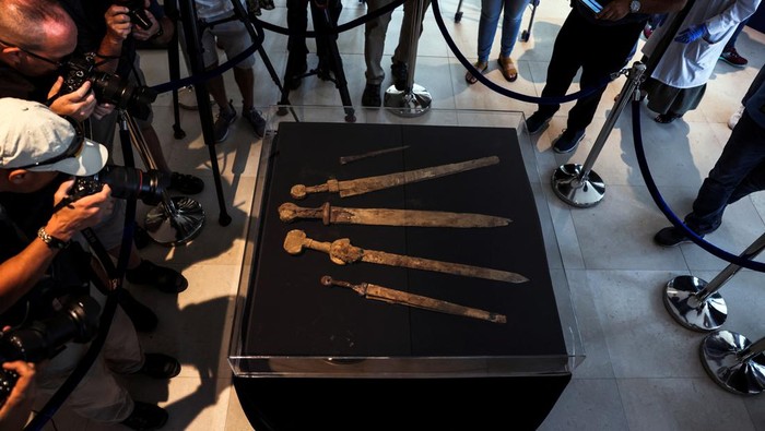Ancient swords, believed by the Israel Antiquities Authority to be from the Roman era dating back 1,900 years and found in a weapons cache in a cave in an Israeli desert, are displayed in Jerusalem, September 6, 2023. REUTERS/Ronen Zvulun