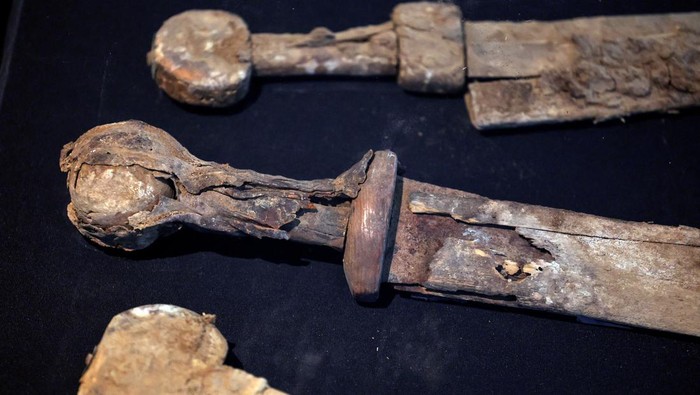 Ancient swords, believed by the Israel Antiquities Authority to be from the Roman era dating back 1,900 years and found in a weapons cache in a cave in an Israeli desert, are displayed in Jerusalem, September 6, 2023. REUTERS/Ronen Zvulun