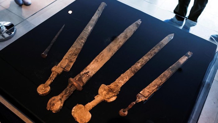 Ancient swords, believed by the Israel Antiquities Authority to be from the Roman era dating back 1,900 years and found in a weapons cache in a cave in an Israeli desert, are displayed in Jerusalem, September 6, 2023. REUTERS/Ronen Zvulun
