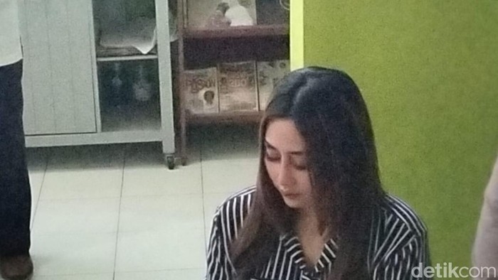 Penampakan seleb TikTok saat mengikuti mediasi usai viral marahi anak magang di swalayan