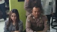 Sebelumnya, seleb TikTok Probolinggo Luluk sempat memarahi siswa magang di swalayan. Ia tersinggung saat ditegur anak magang (Foto: M Rofiq/detikJatim)