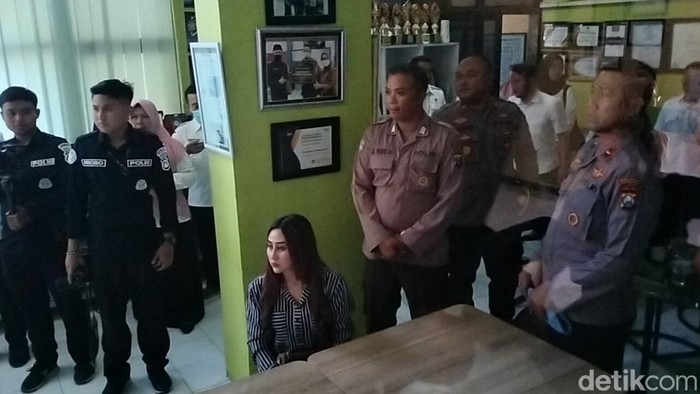 Penampakan seleb TikTok saat mengikuti mediasi usai viral marahi anak magang di swalayan