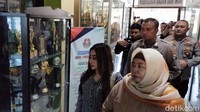 Ia hadir bersama sang suami, Bripka Nuril, yang merupakan anggota Polsek Tiris, Probolinggo (Foto: M Rofiq/detikJatim)