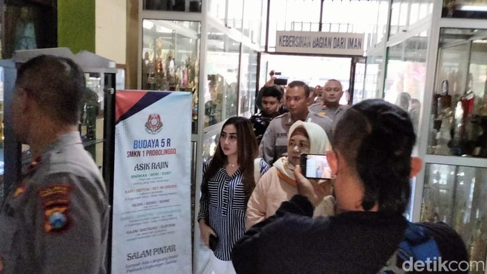 Penampakan seleb TikTok saat mengikuti mediasi usai viral marahi anak magang di swalayan Penampakan seleb TikTok saat mengikuti mediasi usai viral marahi anak magang di swalayan