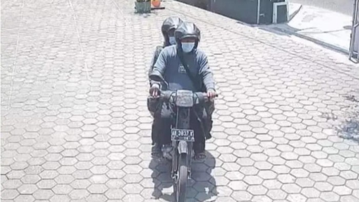 Tangkapan layar rekaman CCTV terduga pelaku pencurian uang infak di Masjid Al-Musthofa, Dusun Sewugalur, Karangsewu, Galur, Kulon Progo, Selasa (5/9).