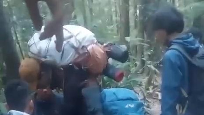 Pendaki cedera dievakuasi secara mandiri