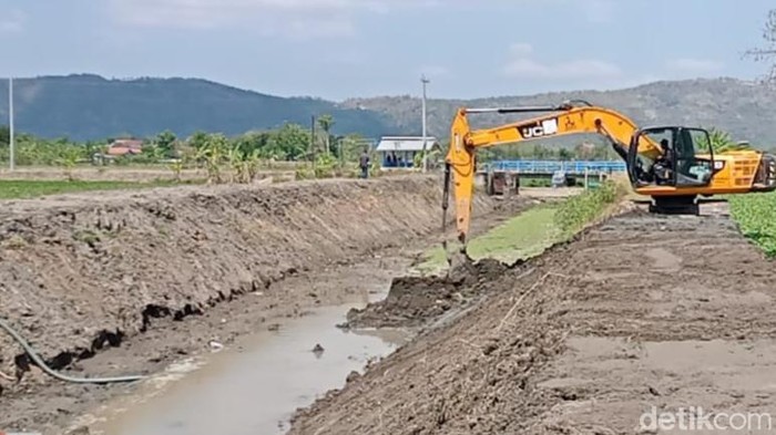 Pengerukan sungai Dengkeng di Klaten. Foto diunggah Rabu (6/9/2023).