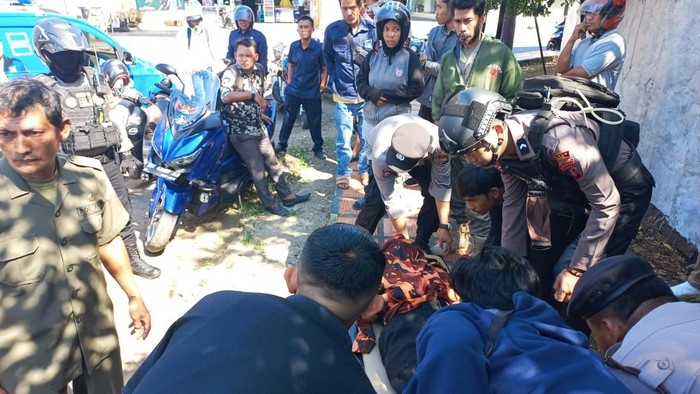 Pensiunan kepsek berinisial SJ (59) di Kabupaten Bone, Sulawesi Selatan (Sulsel) ditemukan meninggal di pinggir jalan.