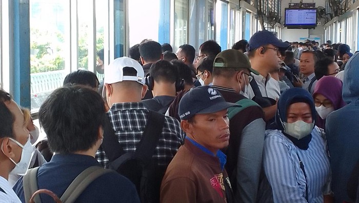 Penumpukan Penumpang TransJ di Halte Velbak