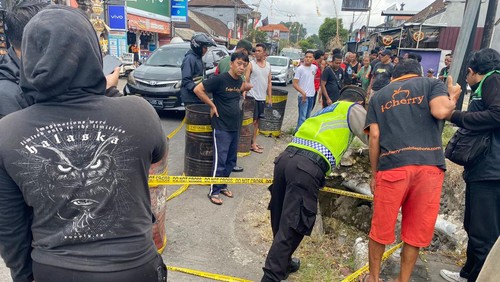 Perempuan gangguan jiwa yang jatuh ke jalan jebol dievakuasi ke Puskesmas Abiansemal, Badung, Rabu (6/9/2023). (Polsek Abiansemal)