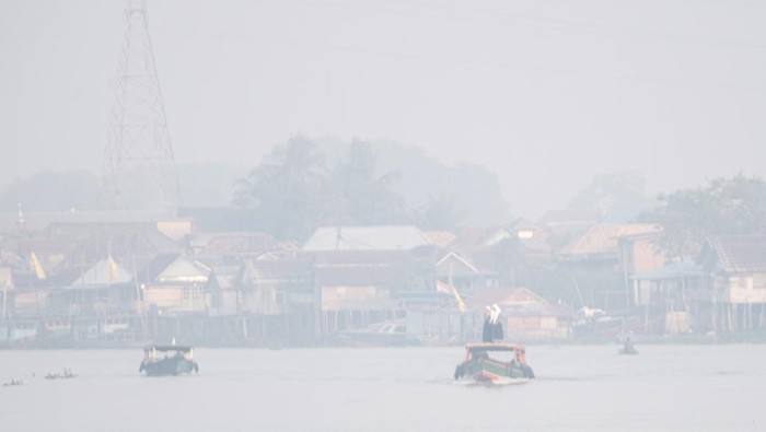 Perjuangan Siswa Menembus Kabut Asap Menuju Sekolah Sejumlah pelajar berangkat sekolah menggunakan perahu tradisional melewati kawasan yang diselimuti kabut asap di Sungai Ogan, Palembang, Sumatera Selatan, Rabu (6/9/2023). Kabut asap tersebut merupakan dampak dari kebakaran hutan dan lahan yang terjadi diberbagai Kabupaten yang ada di Provinsi Sumatera Selatan. ANTARA FOTO/Nova Wahyudi/tom.