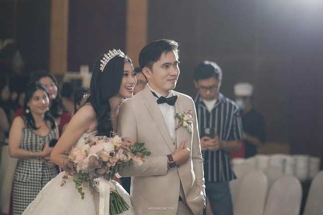 Desy Genoveva eks JKT48 dan Kelvin Prasetya menikah pada Minggu (3/9). Pernikahan digelar di Hotel Ciputra, Jakarta Barat. Foto: Instagram @desygenoveva_/dok. Wedding Factory