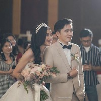 Desy Genoveva eks JKT48 dan Kelvin Prasetya menikah pada Minggu (3/9). Pernikahan digelar di Hotel Ciputra, Jakarta Barat. Foto: Instagram @desygenoveva_/dok. Wedding Factory