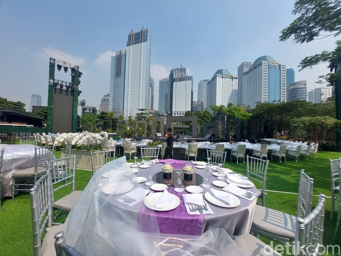 Persiapan gala dinner KTT ke-43 ASEAN di Hutan Kota