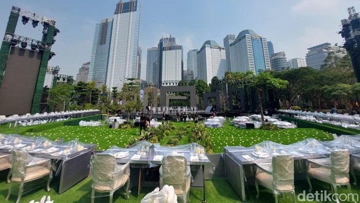 Persiapan gala dinner KTT ke-43 ASEAN di Hutan Kota