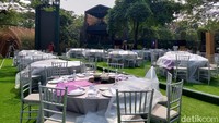 Makan malam akan makin ciamik, saat para delegasi dihibur dengan video mapping yang menghiasi gedung-gedung bertingkat di sekitaran acara. Juga ada serangkaian acara hiburan yang menyambut mereka nanti malam.