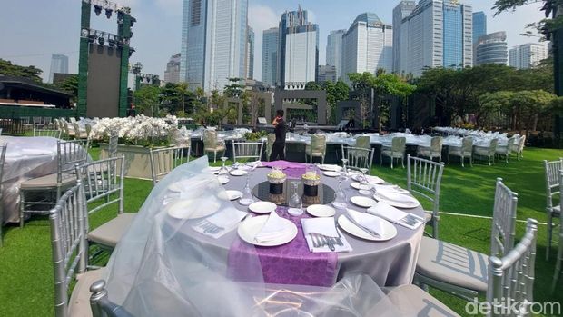 Persiapan gala dinner KTT ke-43 ASEAN di Hutan Kota