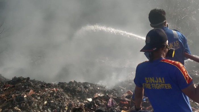 Petugas Damkar memadamkan kebakaran di TPA Tondong Sinjai, Sulsel.