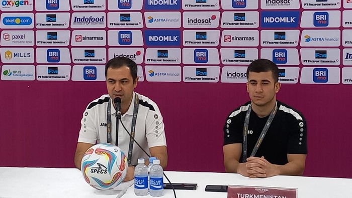Pelatih Turkmenistan U23 Ahmet Agamyradov, dan pemainnya, Shamammet Hydyrow, saat konferensi pers udi Stadion Manahan Solo, Rabu (6/9/2023).