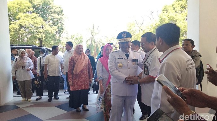 Pj Gubernur Sulsel Bahtiar Baharuddin tiba disambut pejabat Pemprov di kantor Gubernur Sulsel.