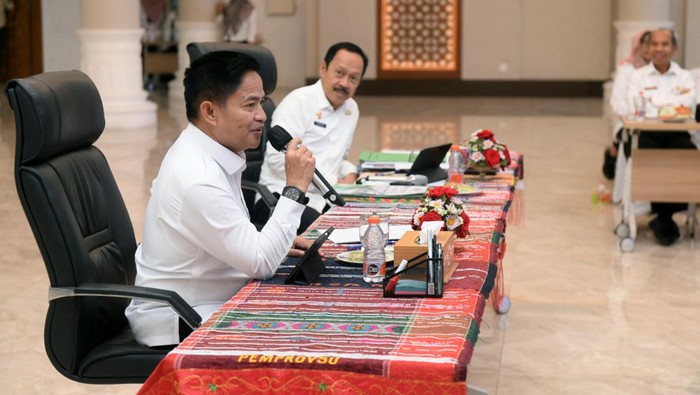 Pj Gubsu Hassanudin saat memimpin rapat
