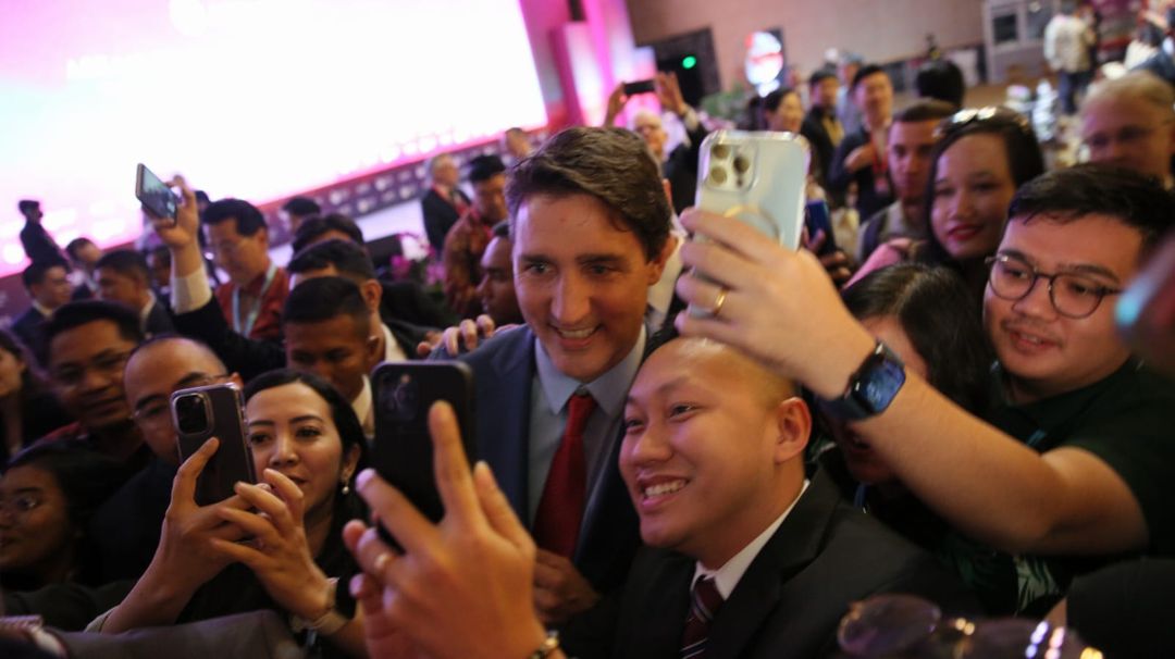 PM Kanada Justin Trudeau menjadi sasaran selfie peserta AIPF 2023, Rabu (7/9/2023).