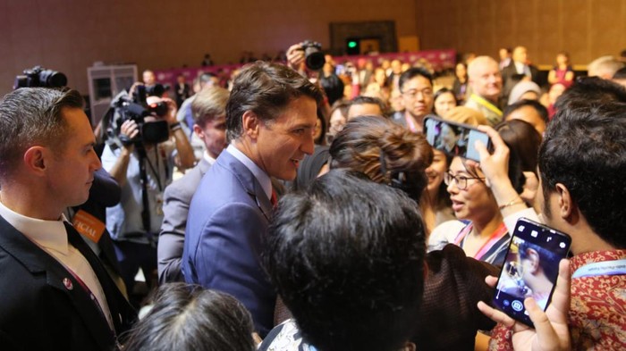 PM Kanada Justin Trudeau menjadi sasaran selfie peserta AIPF 2023, Rabu (7/9/2023).
