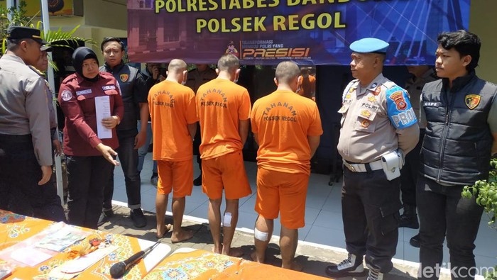 Polisi menangkap 3 komplotan begal yang telah membacok seorang anggota Polda Papua di Kota Bandung.