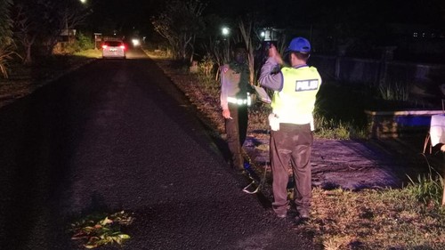 Polisi saat melakukan olah tempat kejadian perkara (TKP) peristiwa kecelakaan yang menewaskan remaja di Jalan Umum Pedesaan Desa Yehkuning, Jembrana, Bali, pada Selasa (5/9/2023).