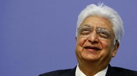 Azim Premji merupakan Muslim India terkaya di dunia. Ia menempati peringkat ke-154 orang terkaya di dunia. Premji merupakan pendiri Wipro, sebuah perusahaan IT dan salah satu penyedia layanan software terbesar di India. Premji mengembangkan bisnis minyak goreng keluarganya menjadi bisnis perangkat lunak ketika ayahnya meninggal. (AP Photo/Aijaz Rahi)