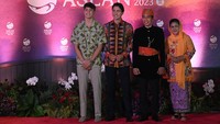 Presiden Jokowi dan Ibu Negara Iriana foto bersama dengan PM Kanada Justin Trudeau dan putranya Xavier Trudeau sebelum acara Gala Dinner KTT ke-43 ASEAN.  