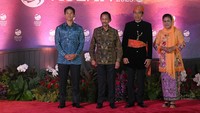 Presiden Jokowi dan Ibu Negara Iriana foto bersama dengan Sultan Brunei Darussalam Hassanal Bolkiah dan putranya Pangeran Abdul Mateen.