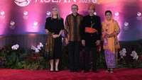 Presiden Jokowi dan Ibu Negara Iriana juga foto bersama dengan Perdana Menteri Australia Anthony Albanese dan Jodie Haydon.