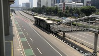 Tampak dari atas lalu lintas dari arah Pancoran menuju ke Semanggi terpantau sepi. 