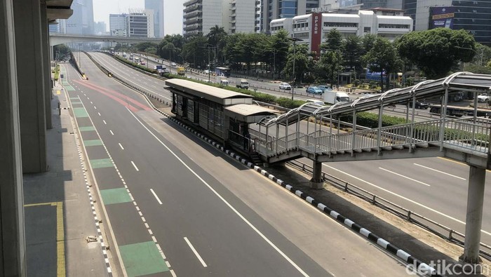 Polri memberlakukan rekayasa lalu lintas berupa buka-tutup jalan di jalur yang dilintasi delegasi KTT ke-43 ASEAN. Salah satunya di jalur lalu lintas dari Pancoran ke arah Semanggi.