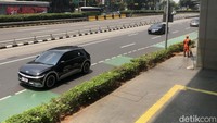 Terlihat juga mobil-mobil tamu VVIP melintas di jalan tersebut. 