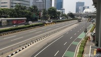 Kendaraan mengatre saat petugas menutupi jalan yang dilintasi oleh delegasi KTT ASEAN 2023 di Jakarta, Rabu (6/9/2023). 