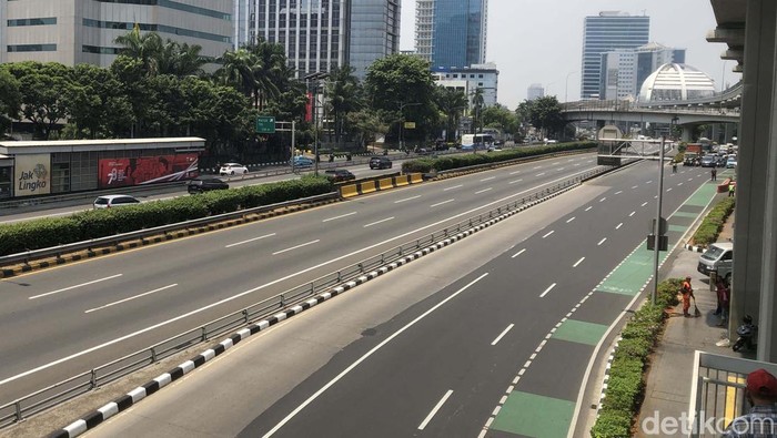 Polri memberlakukan rekayasa lalu lintas berupa buka-tutup jalan di jalur yang dilintasi delegasi KTT ke-43 ASEAN. Salah satunya di jalur lalu lintas dari Pancoran ke arah Semanggi.