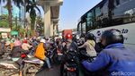 Potret Pengendara Terjebak Kemacetan Parah di Gatot Subroto