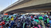 Kemacetan ini terjadi sejak pagi tadi. 